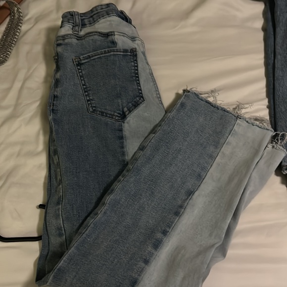 Mom jeans light/medium wash size 3 stress at the bottom - Picture 3 of 4
